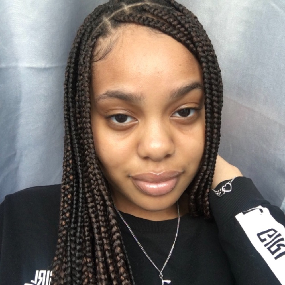 Meet your Poshers, Izzy and Briana!